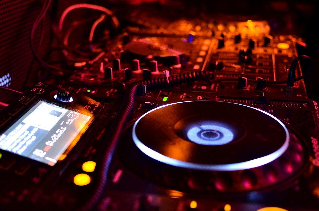 15 edm blogs every producer/ dj should build a relationship with