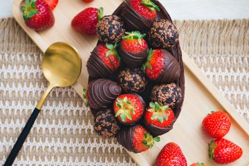 pexels-geovane-souza-16153969-chocolate strawberries