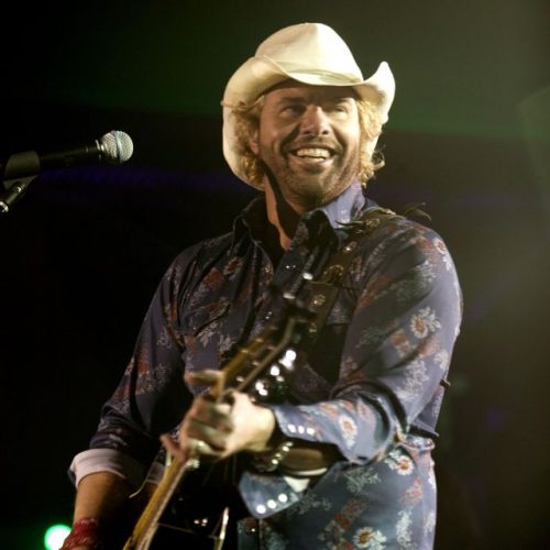 toby-keith-performs-for-his-fans-at-an-aol-music-live-event-news-photo-1707233376